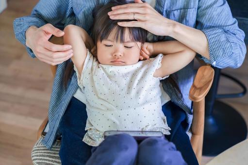 耳鼻科の待合室で子供と静かに過ごしている親子の様子