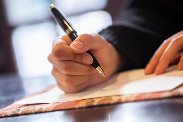 育休中の手続きに関する書類を記入している様子