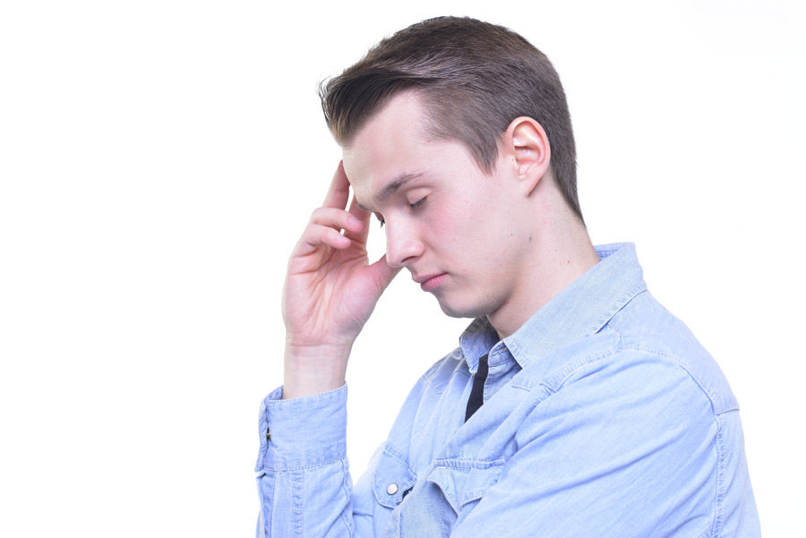 育児に伴い自分自身へ怒っている父親の画像