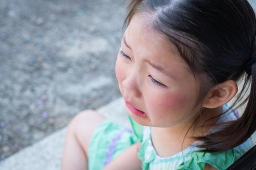 自宅で子供が癇癪を起こしている日常的な様子