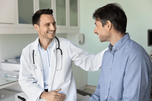 育休中に健康診断を受けて安心する男性の様子