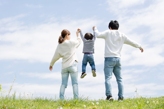 育休中に娘の癇癪に悩まされていた夫婦が親子時間を大切に過ごす様子