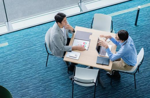 不安を抱えながらも育休を取ることを上司に伝える男性の様子