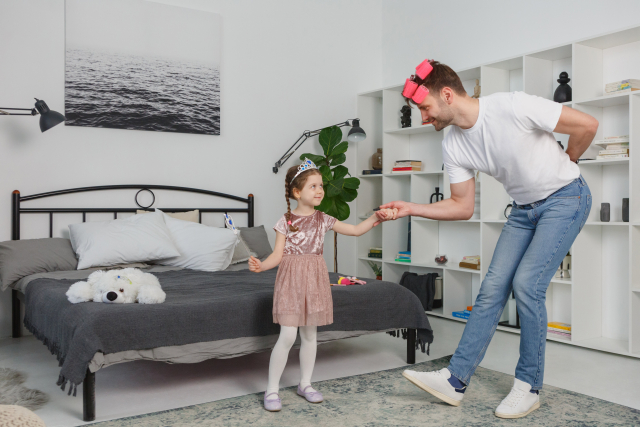 育休中に4歳の娘の癇癪に悩みながら、ごっこ遊びで癇癪を落ち着かせようとしている家族の様子