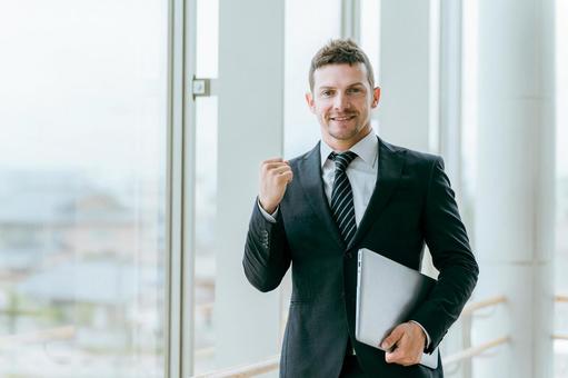 半年間の育休でキャリアに向き合うことができて自信がついている男性の様子