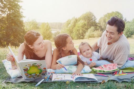 半年間の育休をとって良かったことを考えて家族4人と幸せを噛み締めている様子