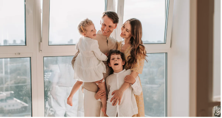 育休をとって半年が経過して、家族と密に関われて良かったと感じている父親とその家族の様子