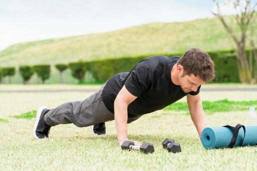 育休中に健康の大事さを実感して筋トレをする男性
